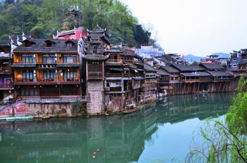  張家界國(guó)家森林公園、黃龍洞、鳳凰古城九景三晚四日游
